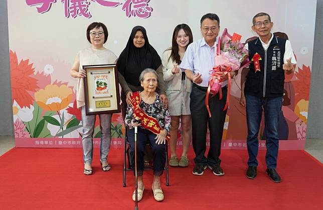 台中市北屯區公所昨日舉辦模範母親表揚，其中松強里九十四歲的洪謝麗卿，為此次最年長模範母親。（記者陳金龍攝）