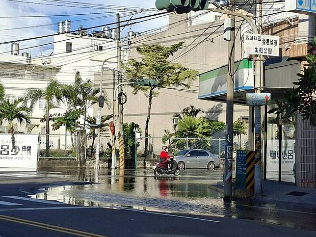 東港大成路週遭今天又水漫道路。(葉而項提供)