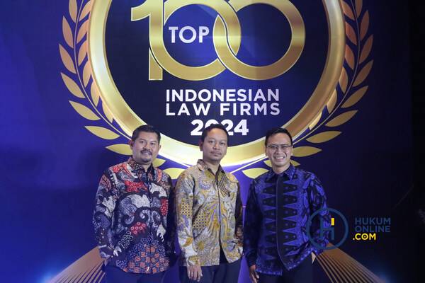 Jan Ramos Pandia, Chief Operating Officer Hukumonline; Arkka Dhiratara, Chief Executive Officer Hukumonline; and Amrie Hakim, Chief Media and Engagement Officer Hukumonline at the Hukumonline Practice Leaders & Top 100 Indonesian Law Firms 2024 event in Jakarta (Indonesia), 28 June 28.