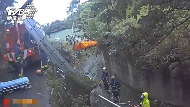男子墜落3米深排水溝被吊掛救起。（圖／TVBS）