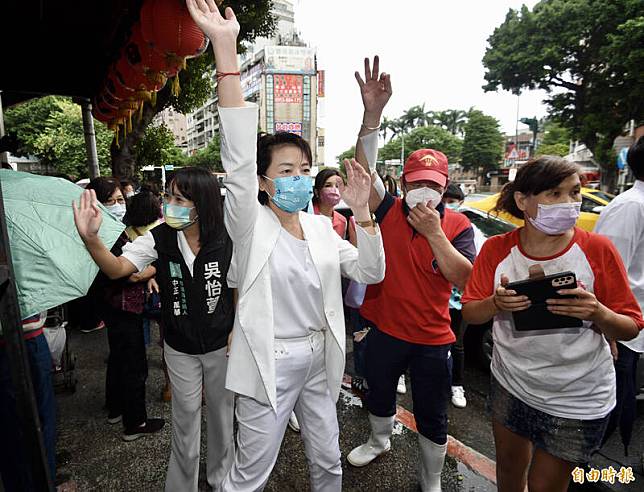 無黨籍台北市長參選人黃珊珊25日出席「萬華雙福宮重陽敬老活動」，爭取民眾支持。(記者羅沛德攝)