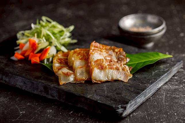 200度高溫石板上的「長老炭烤石板烤」(圖/芭達桑原住民主題餐廳)