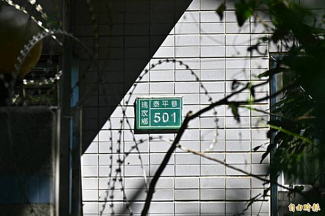 巨型十字位在笠頂山上瑪家鄉泰平巷501號。(記者李惠洲攝)