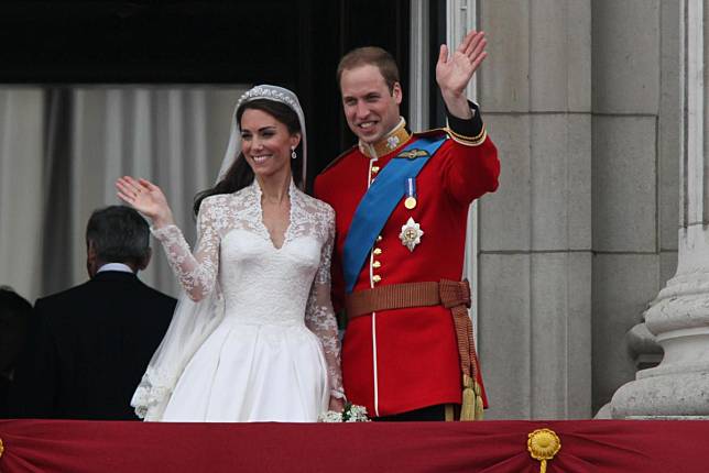 2011年，英國凱特王妃出嫁穿的蕾絲長袖婚紗，上頭的蕾絲也出自偉特。（東方IC）