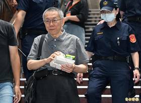 台北地院16日審理前台北市長柯文哲涉公益侵占民眾黨政治獻金、眾望基金會資金等案，被告柯文哲(中)到庭，中午休庭時，柯文哲手捧餐盒離去。(記者廖振輝攝)