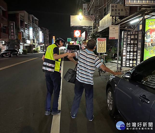 雲林縣崙背鄉一名廖姓男子外出搭車不慎摔倒，幸遇崙背警巡邏經過並將其護送返家／林詩涵翻攝