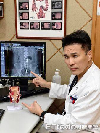 คุณหมอเฉิน จื้ออี๋ ศัลยแพทย์ลำไส้ใหญ่และทวารหนัก โรงพยาบาลอี้ต้า (ภาพ: นักข่าว สวี่ โย่วเหยิน)