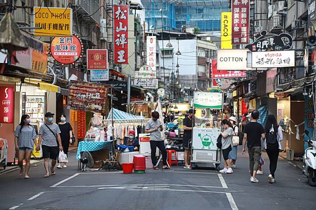 ▲北市夜市微解封第一天，饒河夜市有攤販正常營業，在晚間六點的時候，也出現些許採買晚餐的民眾。（圖／記者葉政勳攝）