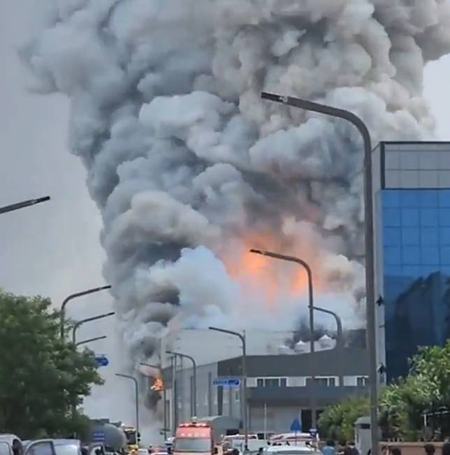 24日上午，韓國鋰亞電池工廠發生火災。（圖／翻攝自Ｘ）