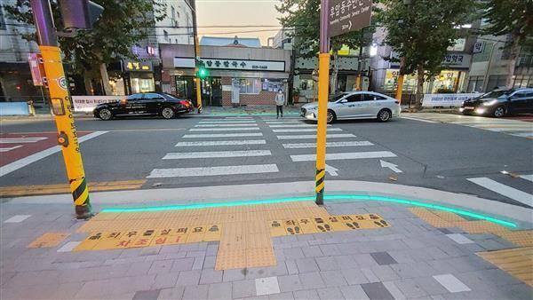 避免低頭族行人不看號誌，南韓在路口地面行人號誌提醒不要越線。洪敏隆攝