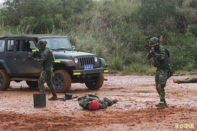 陸軍特戰指揮部特五營近期在北台灣進行「戰術任務訓練」，今日於新竹坑子口對外公開訓練過程，官兵在操演過程使用英語軍語傳達各項指令。(記者吳書緯攝)