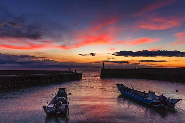 六塊厝漁港可欣賞美麗的夕陽霞光。 （取自新北市漁業處網站）