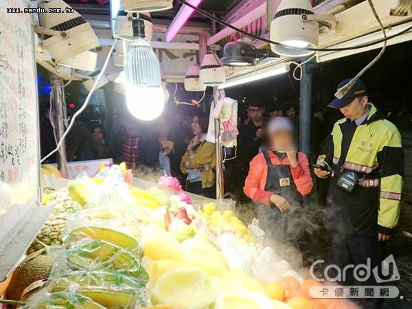 針對士林夜市商圈現切水果業者加強稽查，1月份取締開單44件含警察局取締42件(圖/台北市政府　提供)