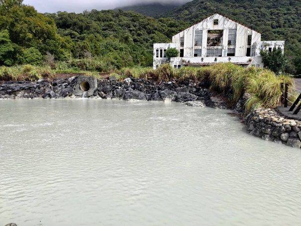 「小犬」颱風過境帶來豐沛雨量，充盈溫泉水源，陽明山前山溫泉浴室七日重新開放。（公園處提供）