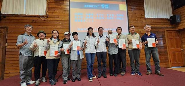 林業及自然保育署新竹分署二十日辦理一年一度的「國家森林志工大會」活動，會中並表揚一百０三位績優志工。(林業及自然保育署新竹分署提供)
