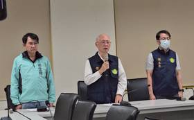 「鯛魚排烏龍事件」高雄市衛生局局長黃志中（中）、副局長潘炤穎（左）、檢驗科科長林學慶（右）召開記者會說明並道歉。（圖：高雄市衛生局提供）