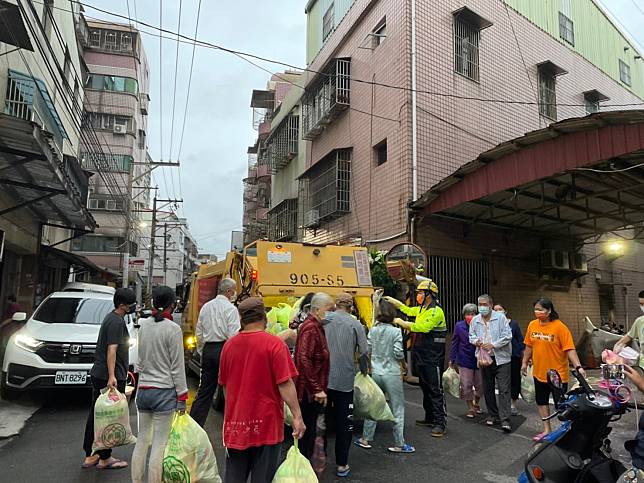 桃園市龜山區龍華、迴龍里與八德區大仁、大明里即日起須使用桃園市專用垃圾袋丟垃圾，否則一律予以拒收。   圖：桃園市環保局／提供