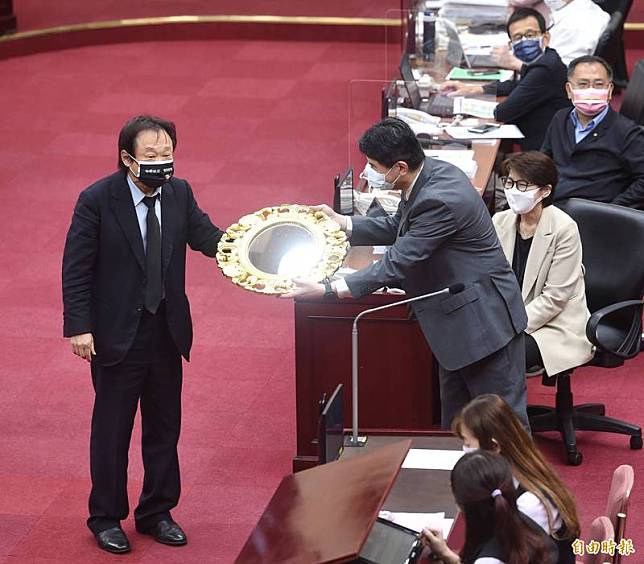 台北市議會9日進行市長市政總質詢，議員王世堅送市長柯文哲一面鏡子。(記者方賓照攝)