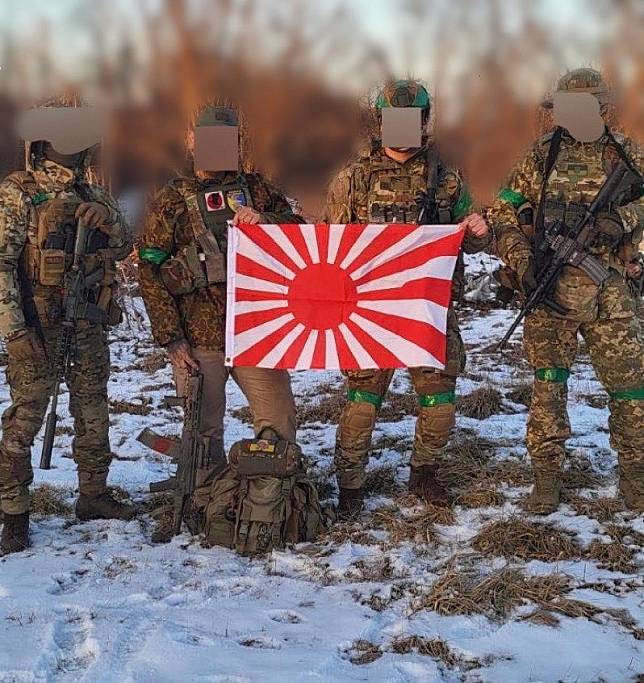 日本志願兵赴烏參戰，持旭日旗拍攝合影。   圖:翻攝自推特/MilitaryLand.net (@Militarylandnet)