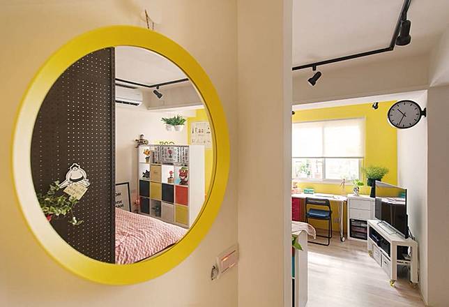 
          <p>除了實用的設計之外，這個小套房裝潢也充滿了趣味性的小細節。例如玄關的區域中，圓形的小框格便十分有變化性。</p><p>點此看更多細節：改造老舊公寓: 一間為年輕夫妻打造的 10 坪溫暖寓所</p><br  /> Credits: homify / <a href=