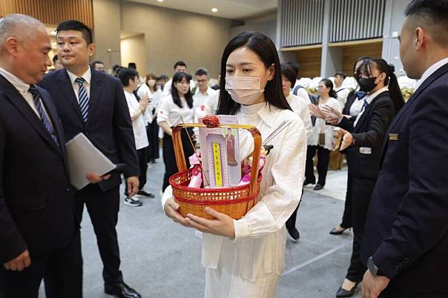 許家蓓的伴侶、民進黨立委吳沛憶身穿白衣、跟隨在法師身後手捧許家蓓的牌位。(台北市議會民進黨團提供)