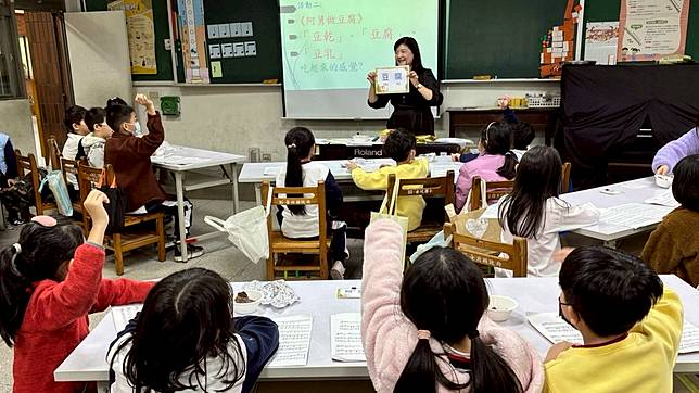 新北市安坑國小以音樂課結合沉浸式教學，兼顧學科內容及本土語文