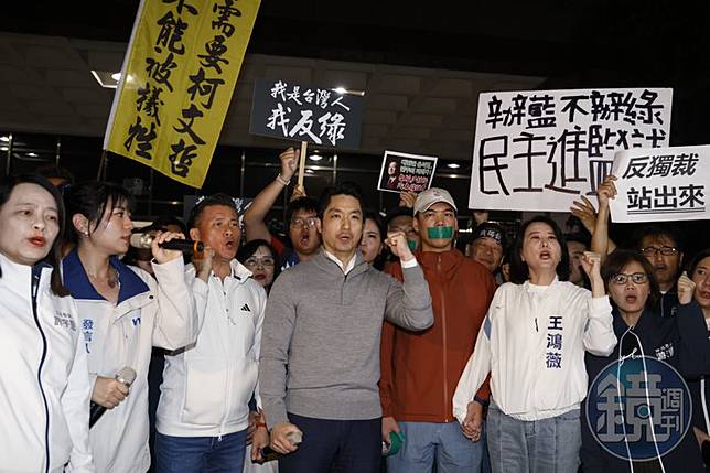 台北市長蔣萬安昨晚參與國民黨於台北地檢署前非法陳抗，蔣被質疑「帶頭違法」。