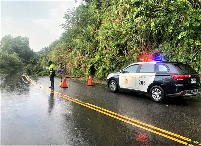 白河區一七二乙線樹木倒塌，警方派員到場管制人車通行。（警方提供）