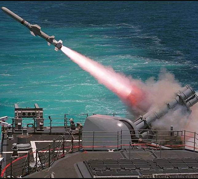 美國向台灣銷售武器，台灣將在 2029 年前收到 100 套 「魚叉 」反艦導彈系統和 400 枚配套導彈。 圖：翻攝自騰訊網嗷狼記