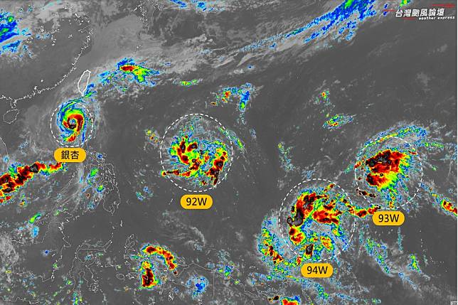 目前在西北太平洋上有3個熱帶擾動正在發展，預計下週可能生成1至2個新颱風。（取自臉書粉專「台灣颱風論壇｜天氣特急」）
