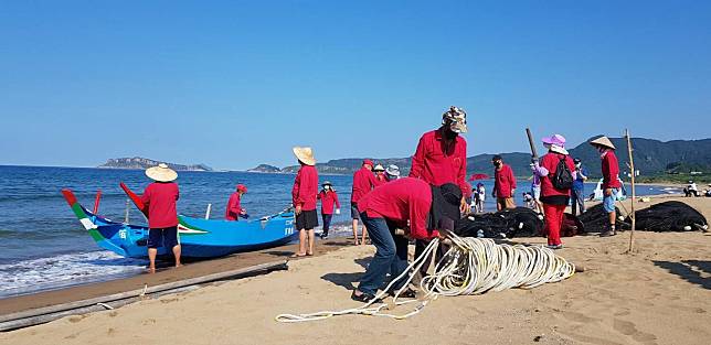 漁夫們為新北市樂活節牽罟趣活動準備網繩。   圖：金山區公所提供