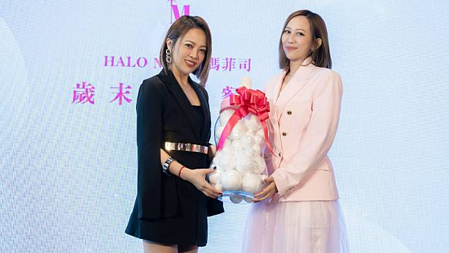 戴愛玲（左）送巨無霸奶瓶恭喜瑪菲司創立新品牌。HaloMavis國際連線提供