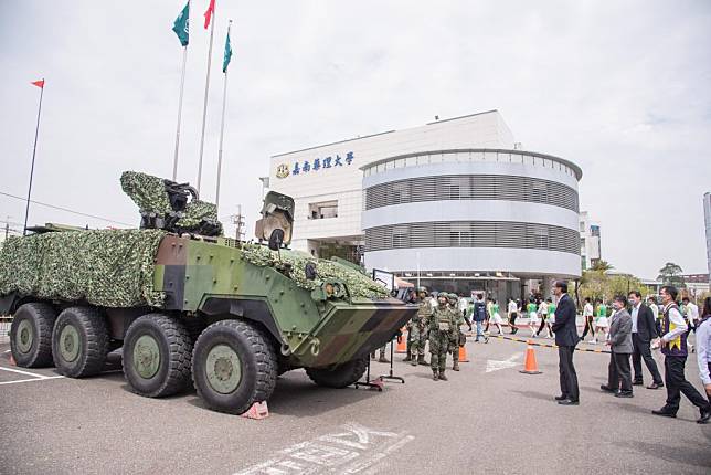 首次有雲豹裝甲車等多種戰鬥裝甲車輛在嘉藥校園展示。（記者黃文記攝）