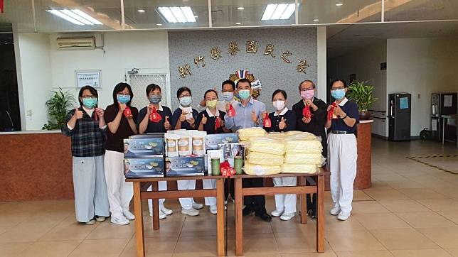 佛教慈濟慈善事業基金會捐贈防疫物資予新竹榮家，讓第一線防疫人員更安心。（記者彭新茹攝）
