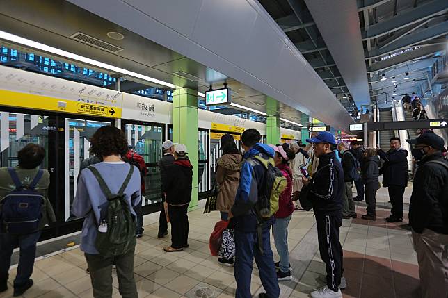 新北捷運環狀線19日起開放民眾免費試乘，首日搭乘人次超過5.5萬。   圖：新北市政府/提供