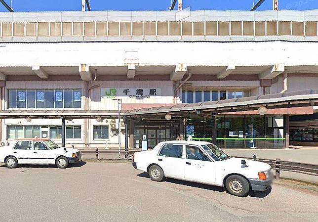 這起事件發生在4日晚間9時15分左右，地點位於北海道千歲市信濃1丁目的住宅區街道上，距離JR千歲站西北方約2公里。圖為千歲站。(圖擷取自Google Maps)
