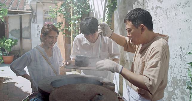 阿龍師以細火慢燉，包含濃濃父愛的「天龍湯」。(圖片提供/LINE TV)