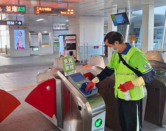 中捷接獲台中市衛生局通知，有麻疹確診個案患者從文心櫻花站搭車到高鐵台中站，已加強車站清消作業。 （記者陳金龍攝）