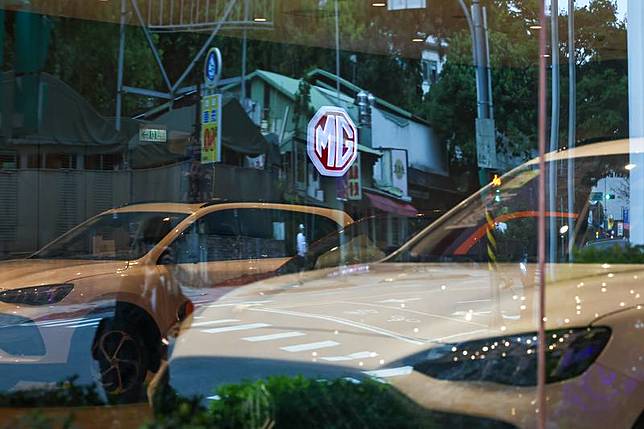 國產車組裝新制實施後，MG車系在台銷售陸續恢復 正常，MG Taiwan日前宣布，旗下全數汽油車款，包 含HS、ZS全車系，均已符合在地化供應鏈合作價值比 率規範，正常販售。圖為位於台北市內湖區的MG內 湖展示中心。 中央社記者翁睿坤攝 114年4月19日
