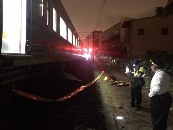 第144班次北上自強號列車撞死1名年約40多歲、闖越鐵路的男性路人。(民眾提供)
