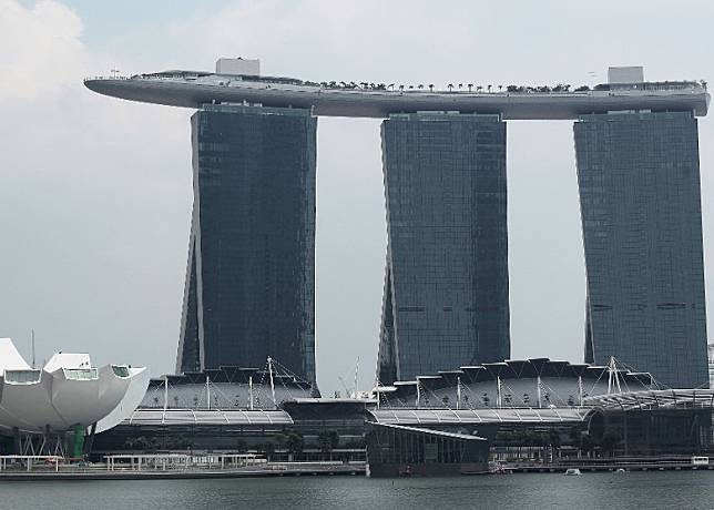 新加坡非居民存款急升44%。