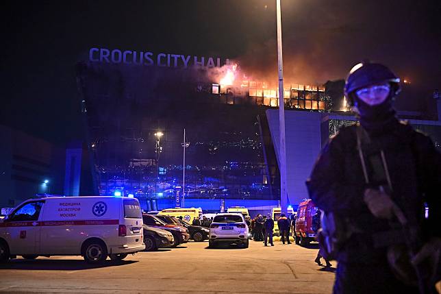 俄羅斯莫斯科「克洛庫斯音樂廳」22日晚間發生恐攻。（圖／美聯社）