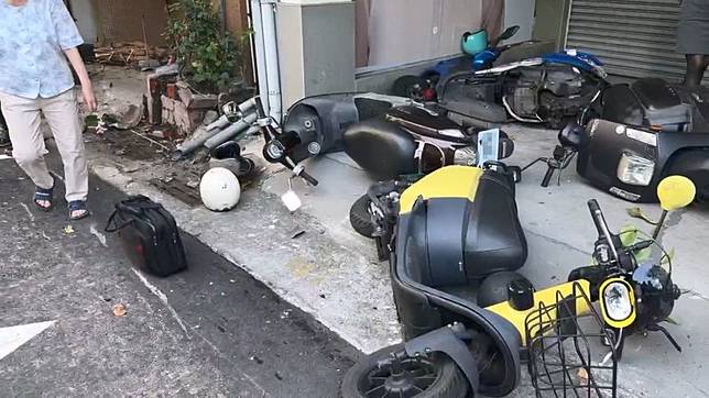 整排機車被撞倒一地。民眾提供