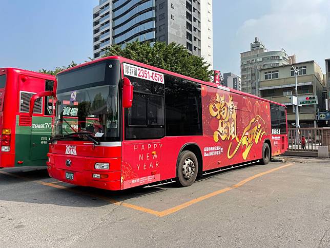 戴口罩搭公車採辦年貨去　高雄市年貨公車上路　