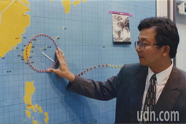 圖為1996年7月中央氣象局發布強颱賀伯陸上颱風警報，時任氣象局漁業預報課長王世堅分析颱風動向。聯合報系資料照