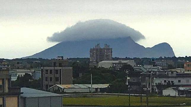 有網友捕捉到龜山島上密雲覆蓋的畫面，遠看宛如烏龜有殼了。（翻攝自爆廢公社）