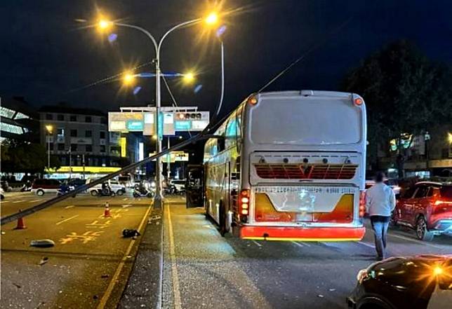 曾姓男子前晚駕駛校車自撞分隔島及路燈，造成燈桿傾倒插入車內，車上二名學生受傷送醫。（記者陳金龍翻攝）