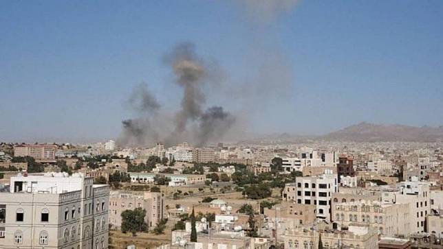 Photo taken with a cellphone on Dec. 31, 2024 shows smoke rising from a military compound following an airstrike in central Sanaa, Yemen. A series of airstrikes hit Sanaa on Tuesday afternoon, targeting military sites under Houthi control, Houthi-run al-Masirah TV reported. (Str/Xinhua)