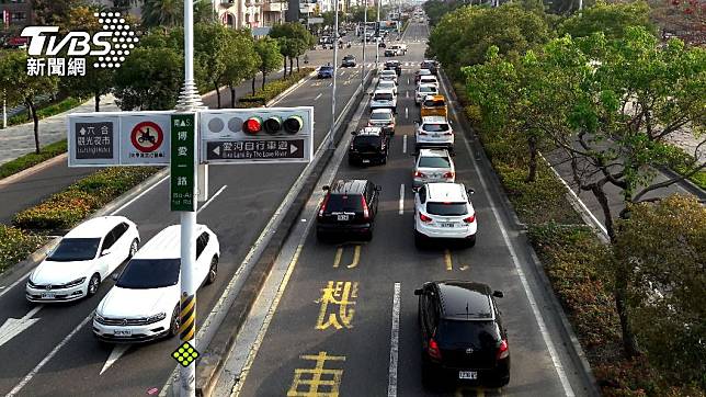 台灣考取駕照容易，導致部分民眾缺乏正確的駕駛觀念。（示意圖／shutterstock達志影像）