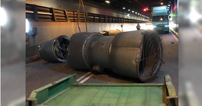 高雄過港隧道貨櫃車事故釀大塞車　3台排煙風機墜落損失達1000萬